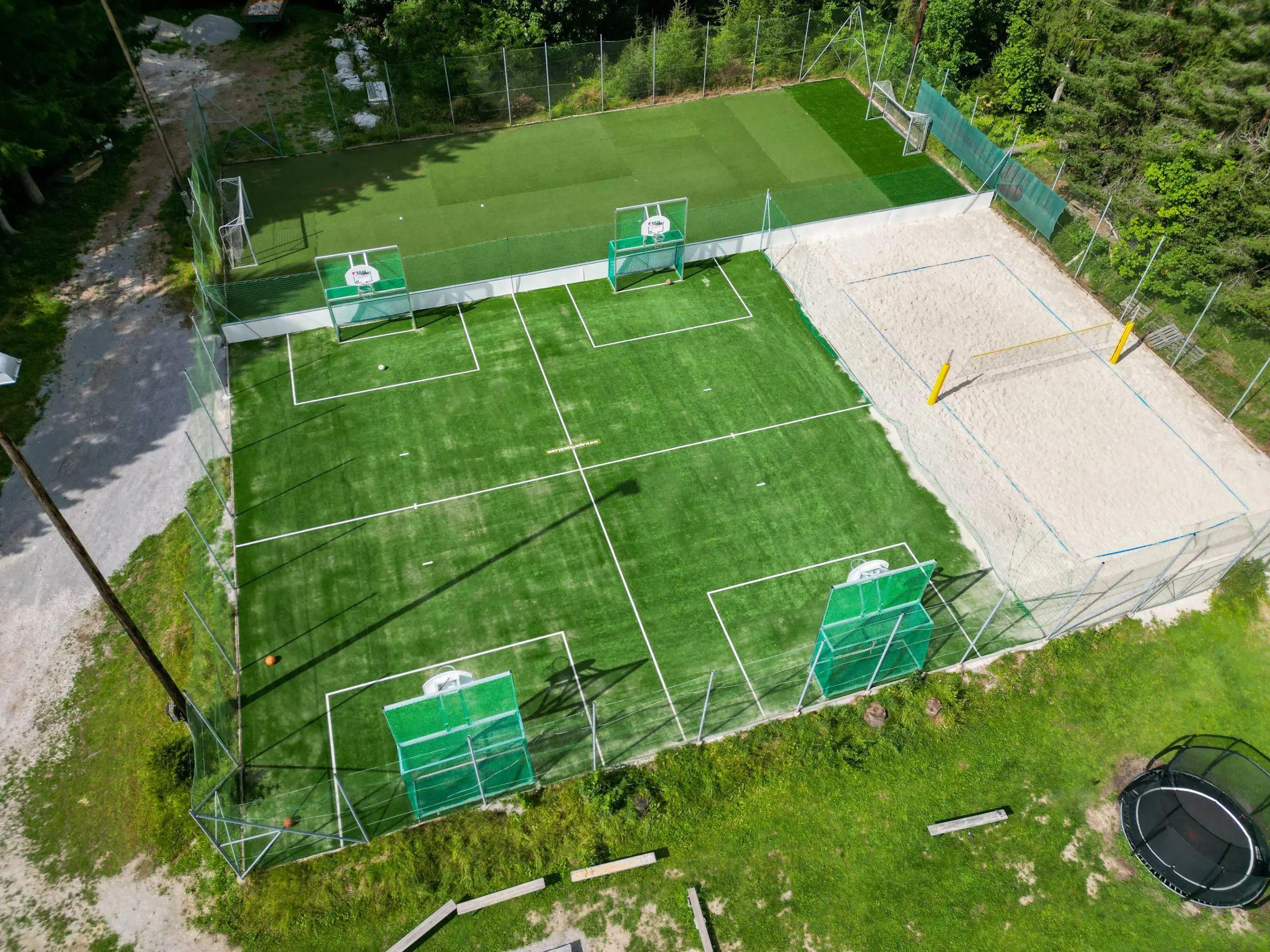 Rozlehlý venkovní areál.
